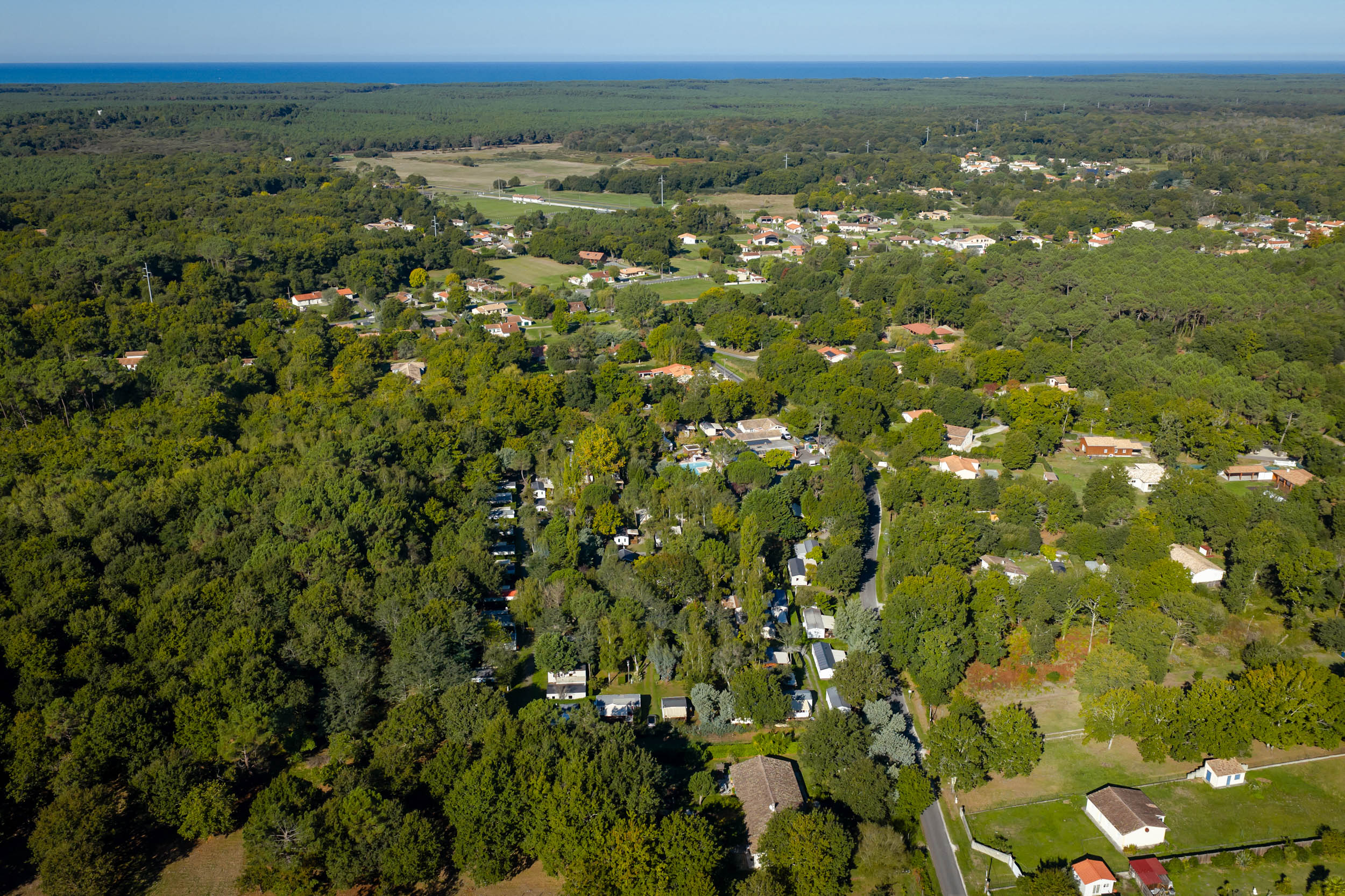 camping des familles dans la nature