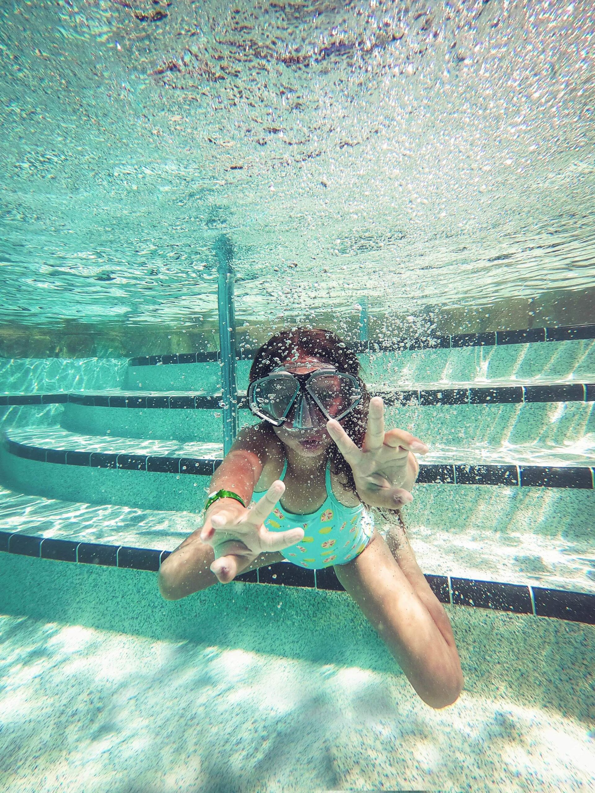 enfant dans la piscine du camping des familles